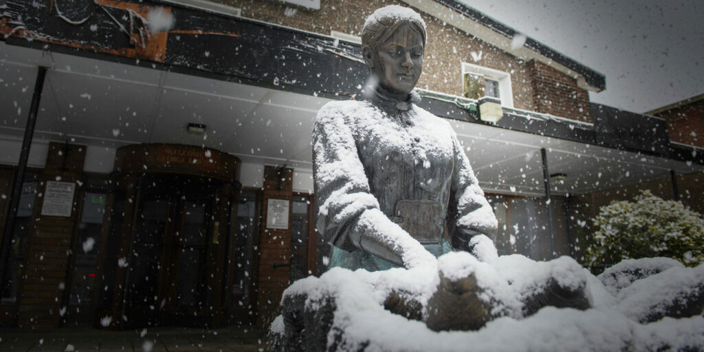 Manchester, UK. 29th Dec, 2017. Snowfall on a sculpture outside the George Lawton Hall in the Pennine village of Mossley, Greater Manchester on Friday 29th December 2017. Credit: Matthew Wilkinson/Alamy Live News